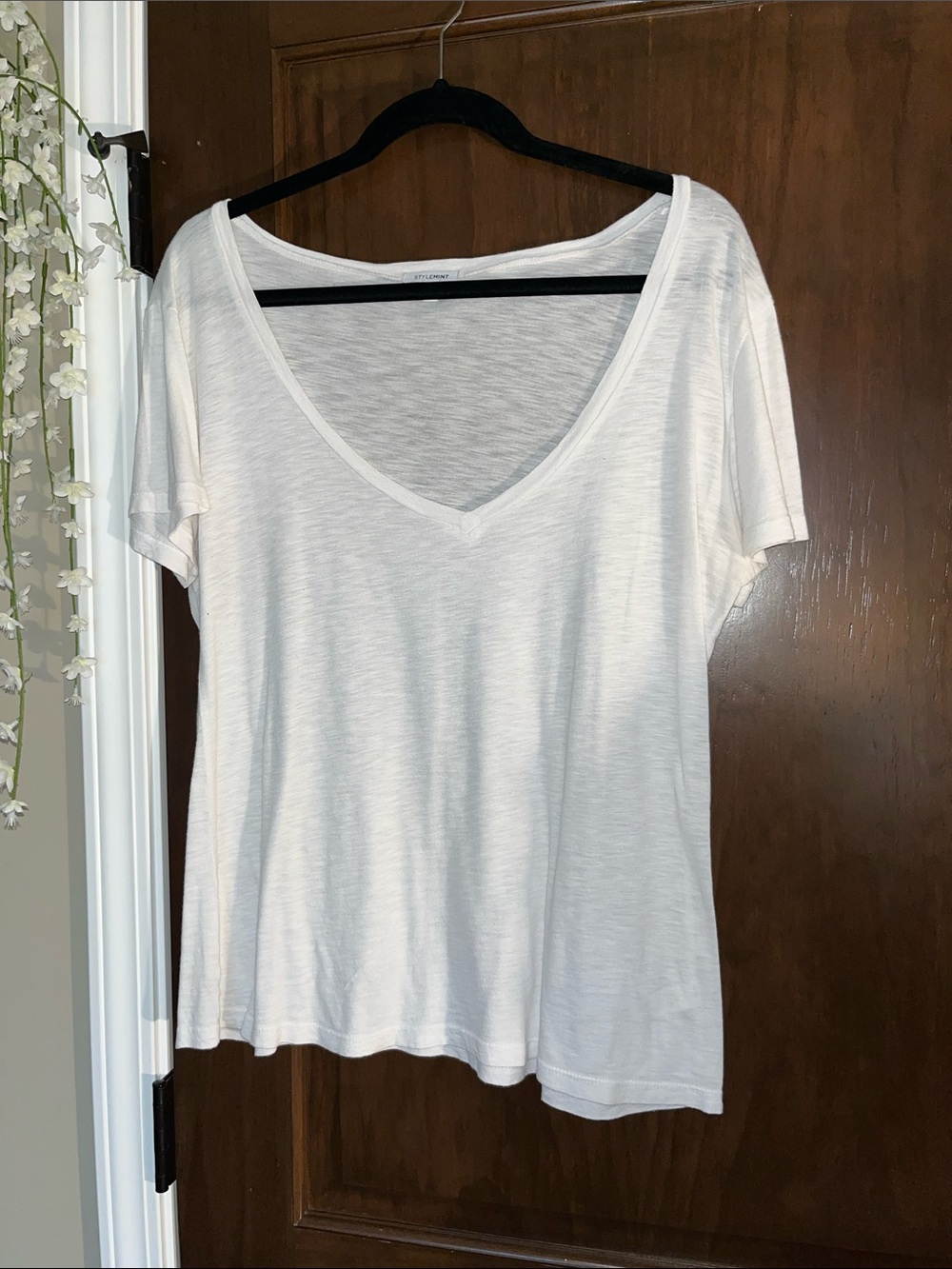 StyleMint White V-Neck Short Sleeve Tee Size M
